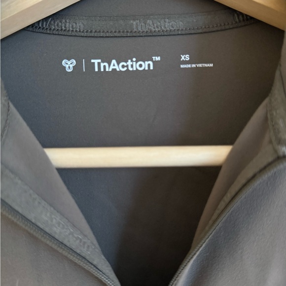 TnAction | Tnabutter ‘Limit Hip Zip-Up’ - Picture 3 of 4